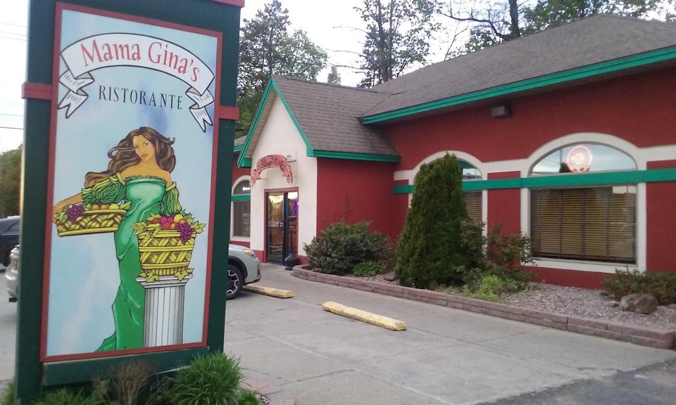 Front view of a pizza restaurant.
